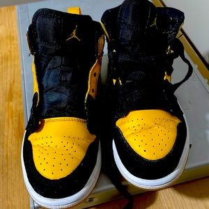 Boys Jordan 1’s - Size 12. missing one shoe lace some rubbing on tops as shown